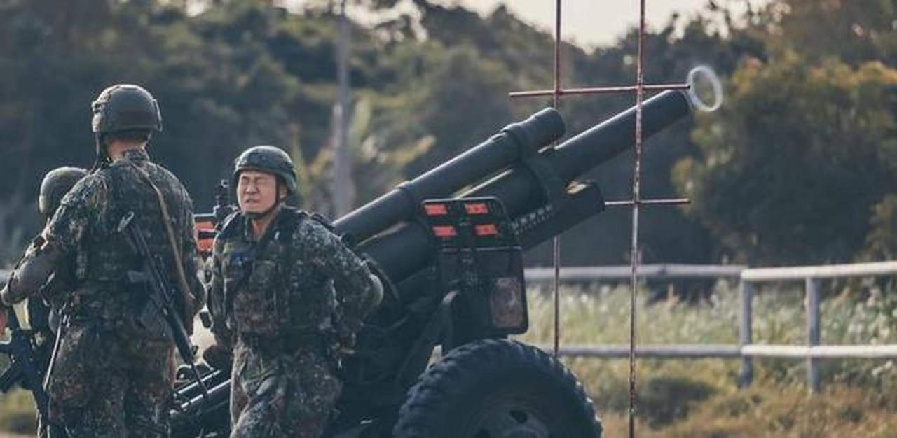 台军再闹笑话，155榴炮炮弹误击民宅，当事人庆幸炮弹疑似受潮未爆炸，真不知道是幸