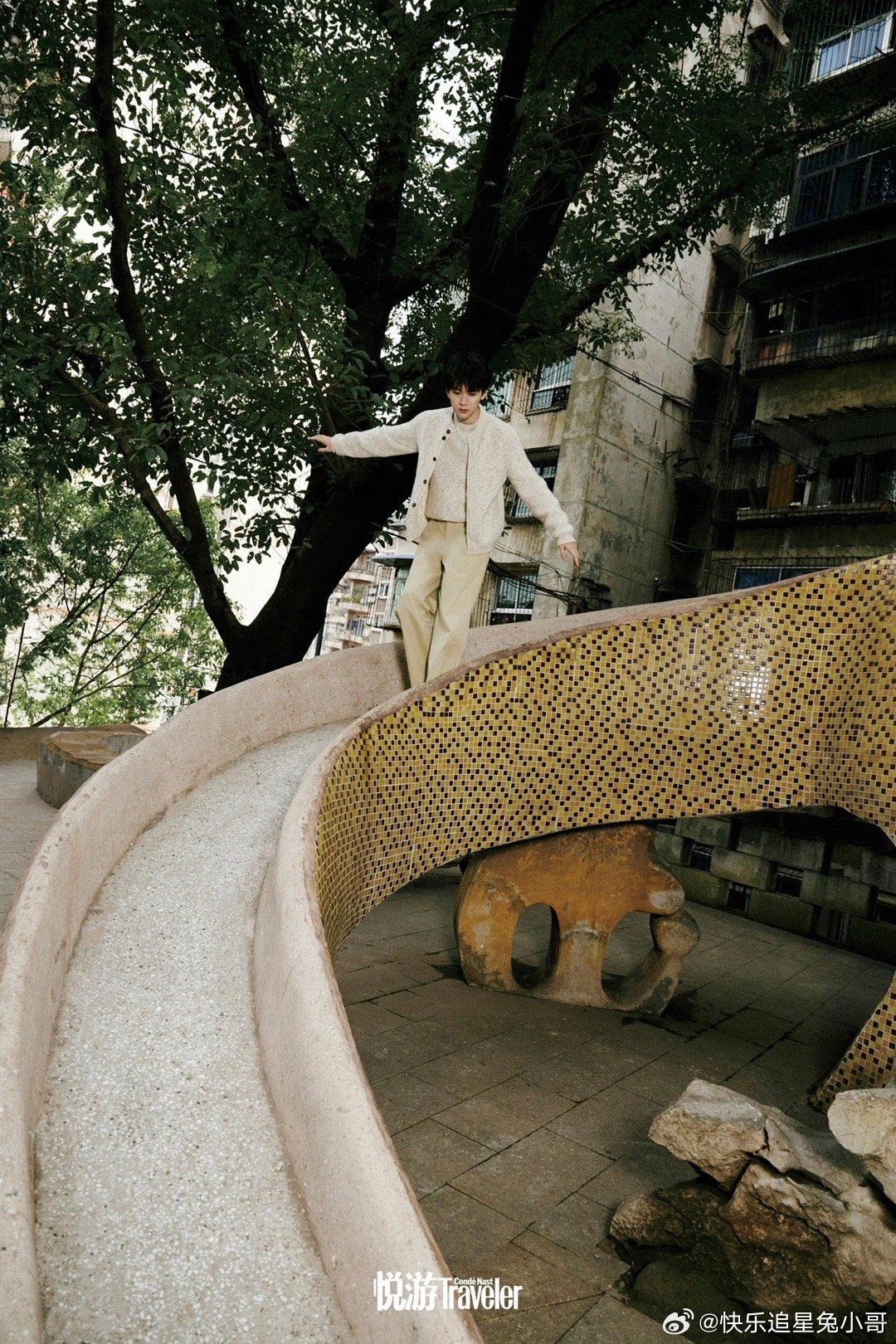 周翊然回家乡拍杂志封面周翊然成名后首回重庆拍封面周翊然解锁悦游三月刊封面，成名后