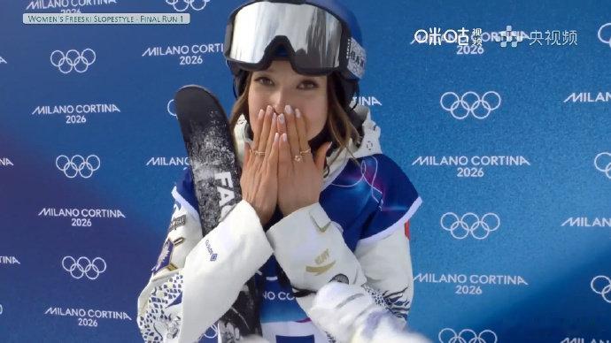 谷爱凌首轮暂列第一  谷爱凌坡面障碍决赛首轮滑出高分，直接登顶暂列第一。高难动作