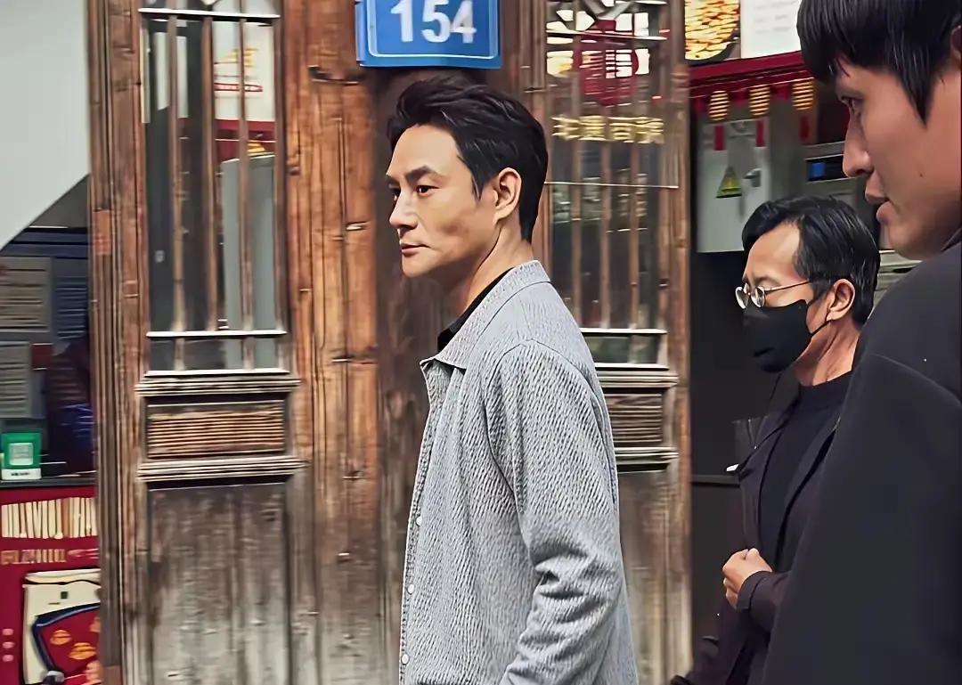 【王凯平潭现身瘦到脱相】  
4月23日，平潭龙王头海滩，路透镜头里的王凯比《琅