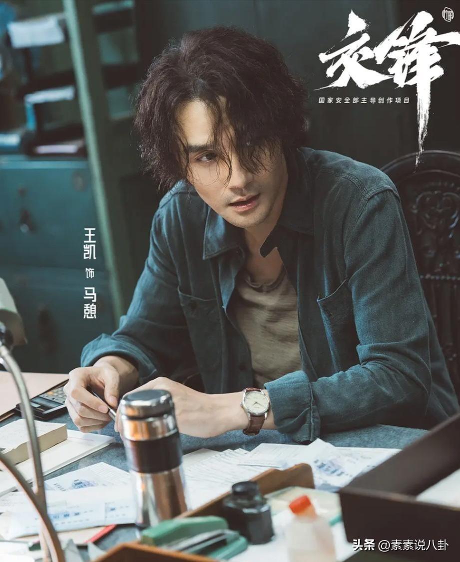 《交锋》跳出了这套固有的创作套路，没有走热血爽剧的老路。剧集以跨度二十年的国安隐