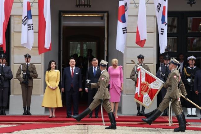 【韩国总统尹锡悦夫妇访问波兰并享受波兰方面最高礼遇】

韩国总统尹锡悦夫妇7月1
