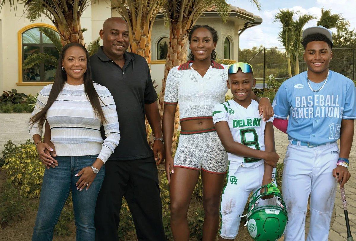 看高芙的全家福，才注意到她弟弟跟她长得好像呀！ 