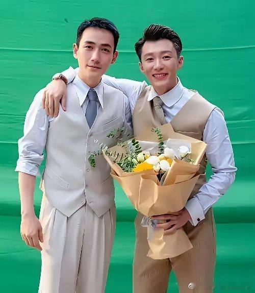 朱一龙身高180cm，代旭身高180cm，两位帅哥都是180，为什么朱一龙看着比