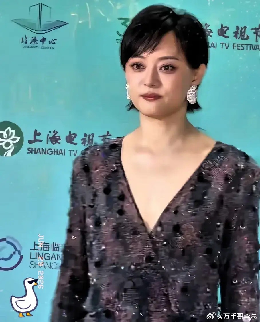 孙俪在后台逮住杨紫，开口就问："拿了白玉兰，有新戏能不能推荐推荐我？"杨紫接得飞