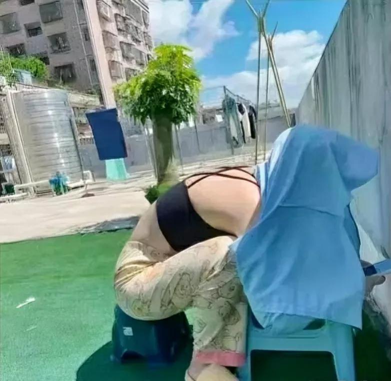 在小区里看到一个美女，蒙着头晒太阳。身材真好。