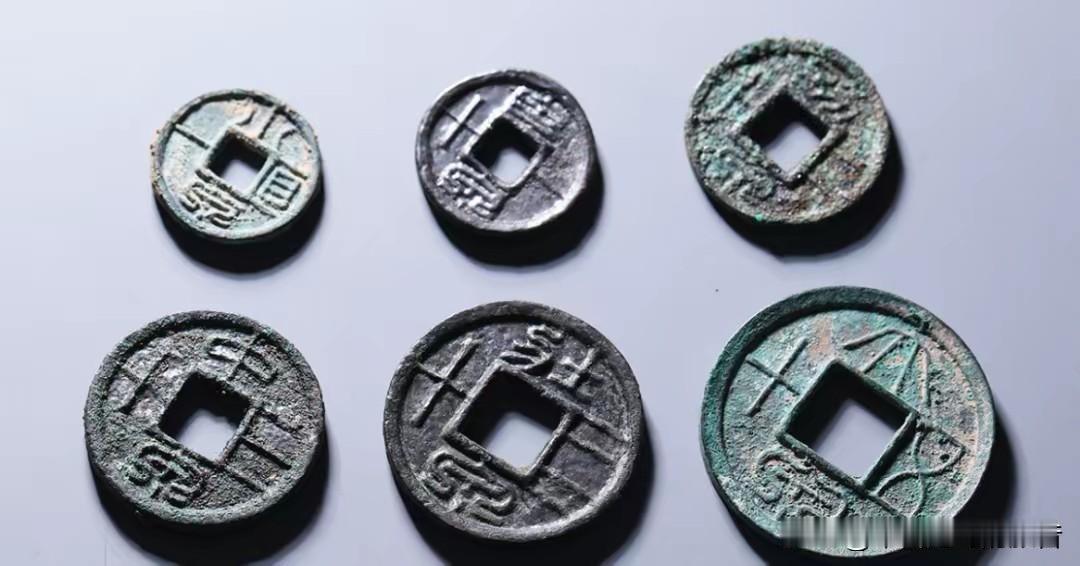 很多人以为鲁迅一辈子就干两件事：骂人和写文章。其实他偷摸干过一件挺上瘾的事——蹲