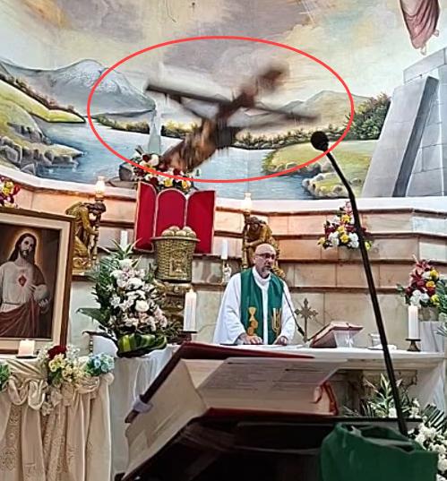 一神父被身后脱落的十字架砸中头部身亡

一名神父17日在厄瓜多尔西南部举行晚间弥