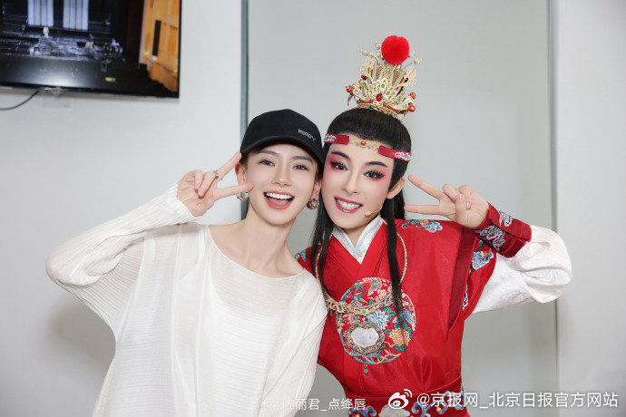 【#陈丽君晒与韩红合影#】#陈丽君密集发合影# 发文：北京中央歌剧院两场《我的大