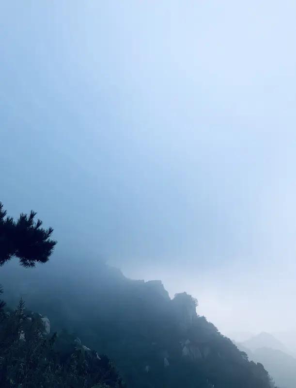 5月2号凌晨到白天，大量游客夜爬泰山，泰山景区下起了雨，夜间温度也很低，厕所挤满