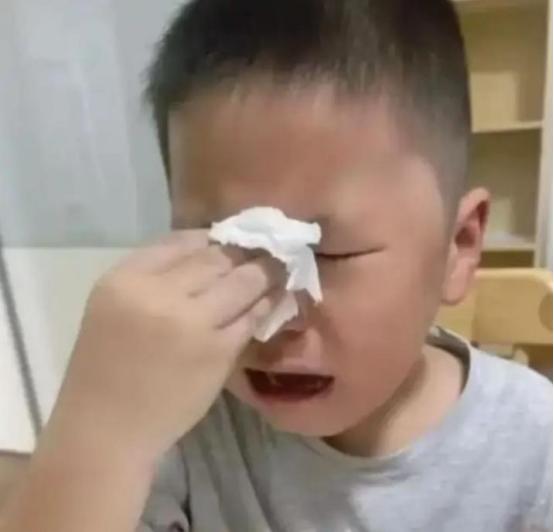 [微风]读一年级的儿子语文考了97分，我问他“你这3分错哪了？”儿子委屈地问我：