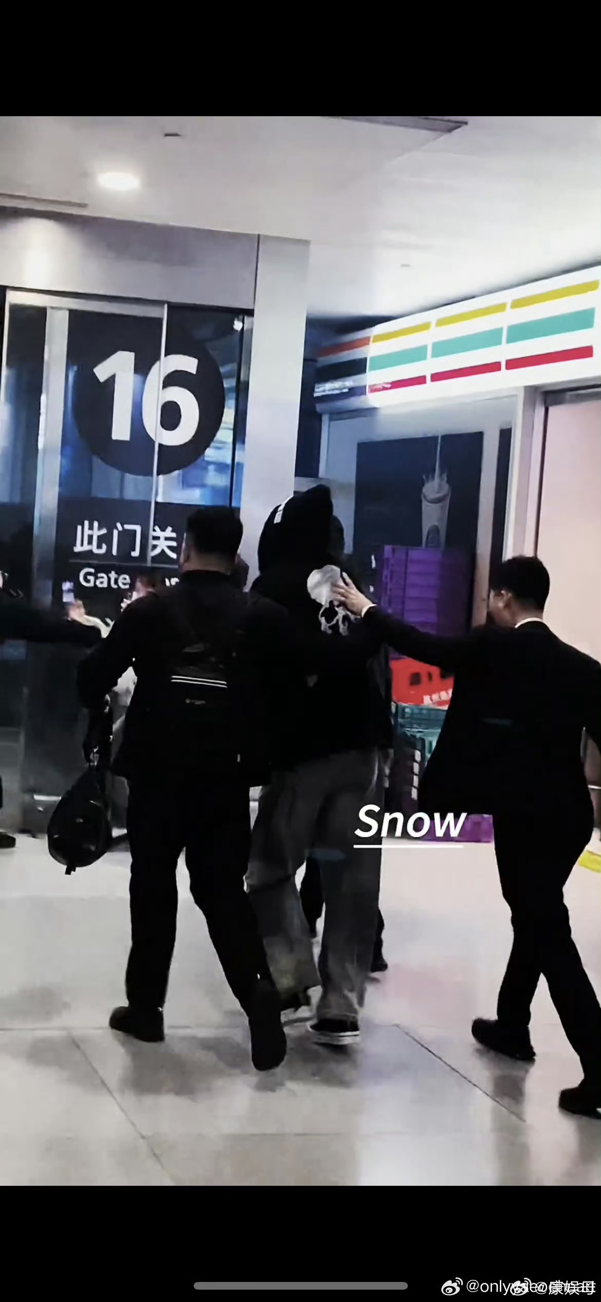 我哥也是惨……今天又是被推又是被砸的。火了能不能安保跟上邓凯机场被代拍手机砸脸