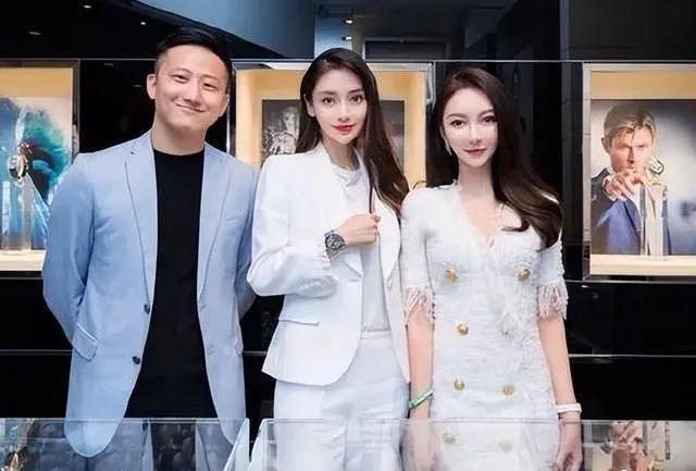 #叶珂杨颖同框旧照##杨颖叶珂同框旧照#黄晓明前任现任还同框过…..左边那位还是