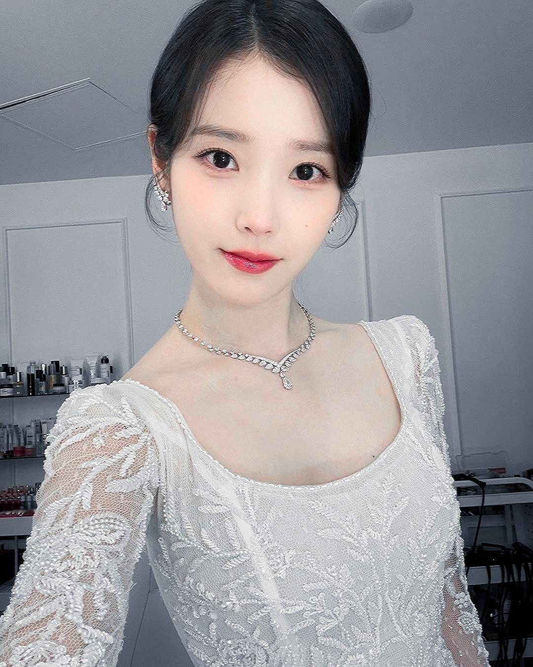 IU ins 🤍⚓️🌊 ​​​