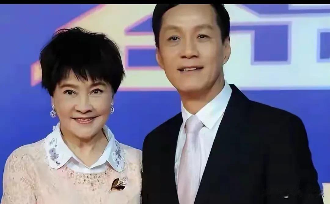 最近刷到梁丹妮老师在退休团拜会上的视频，直接被我连看了三遍！72岁的人了啊，穿着