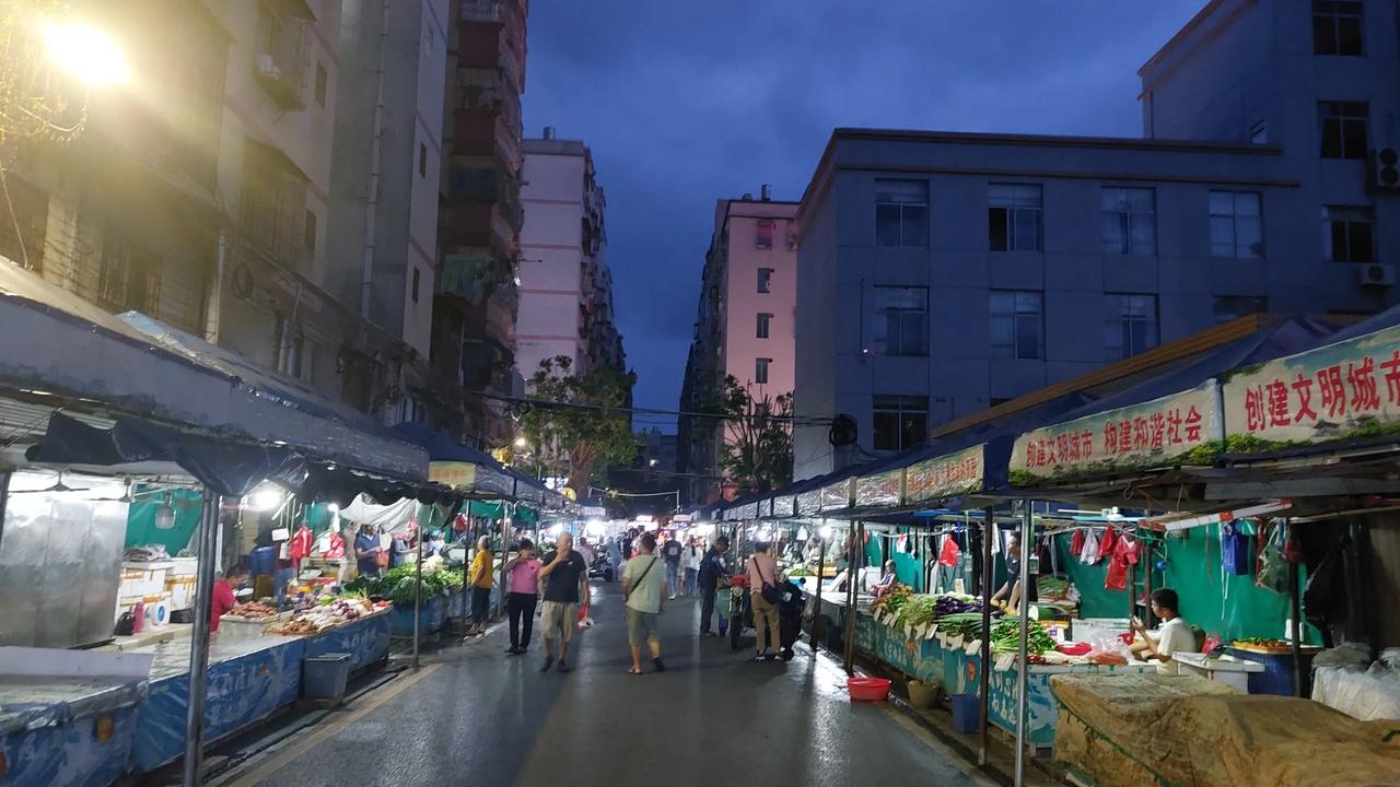 天色渐暗，越夜越有机。#久违夜街# #街头美景分享# [呲牙]