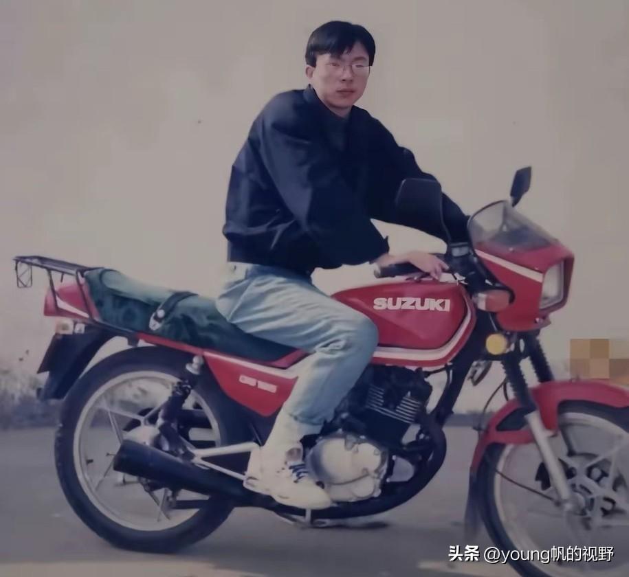 铃木王GS125型摩托车，在当年也是不少人心目中的一款神车吧。在90年代初，这款