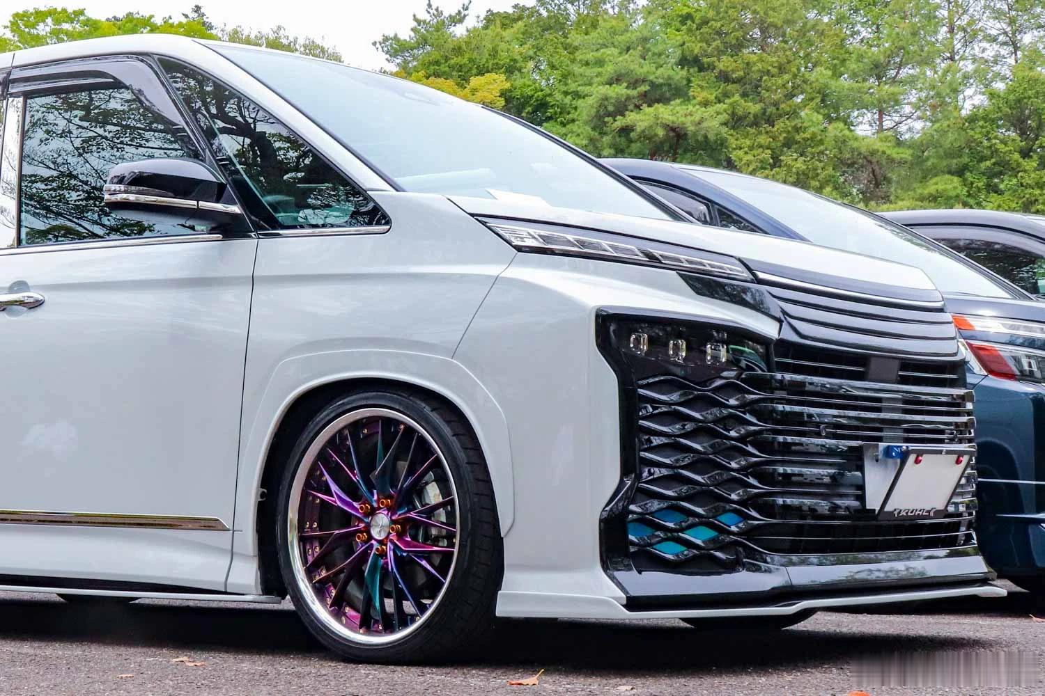 传说中要2028年引入中国的丰田Voxy，车主改装的版本，很帅。你们知道为什么这