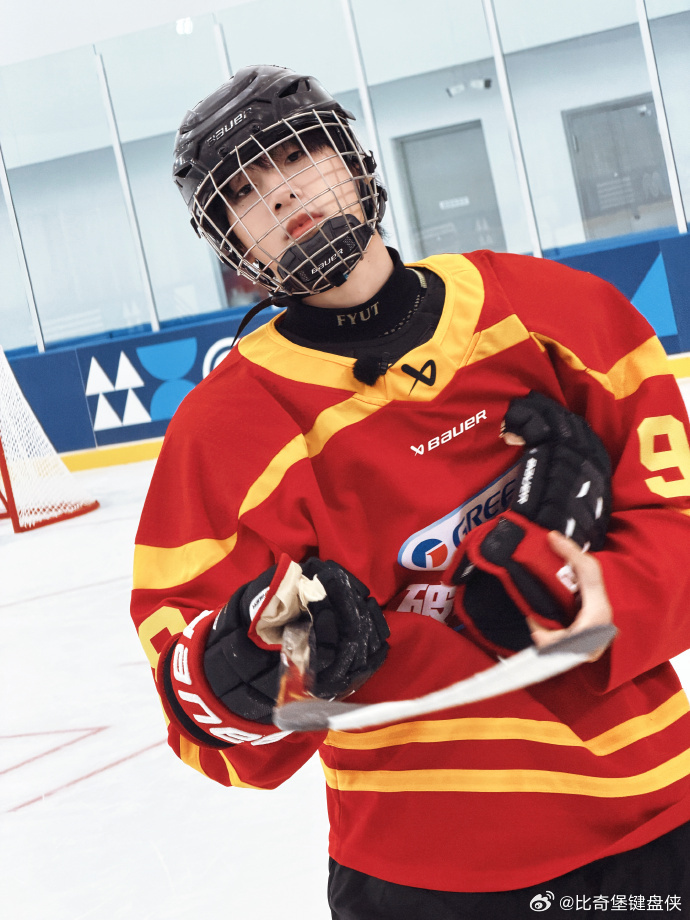 姚琛把粉丝喂得很饱 每首歌都有 MV，还附带纪录片，这份用心真的太难得！姚琛用行