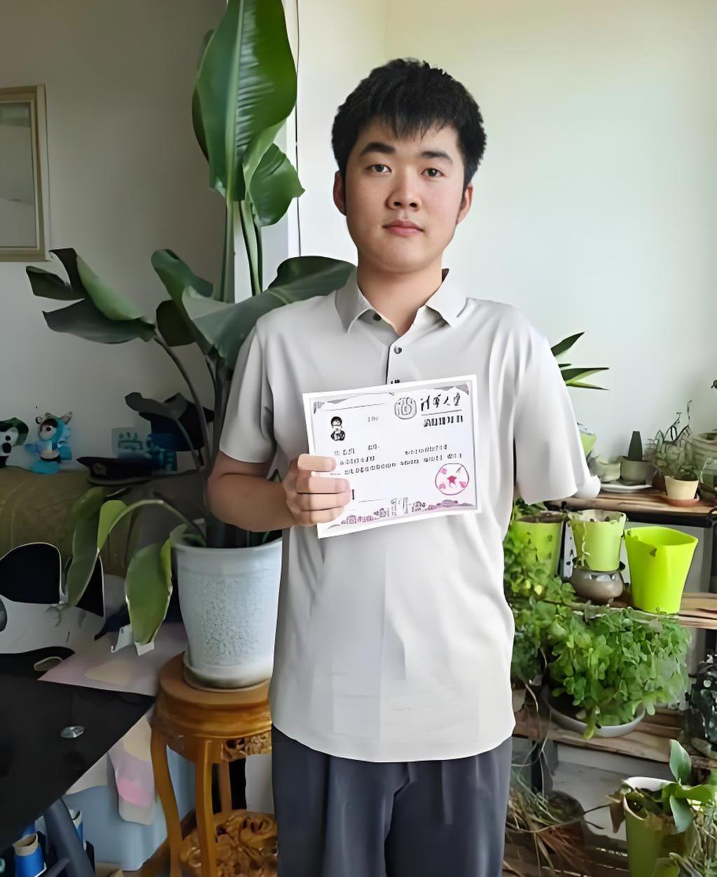 清华大学今年新生报到来了个“一把手”，格外引人注目，因为他是独臂青年，名叫刘宸瑞