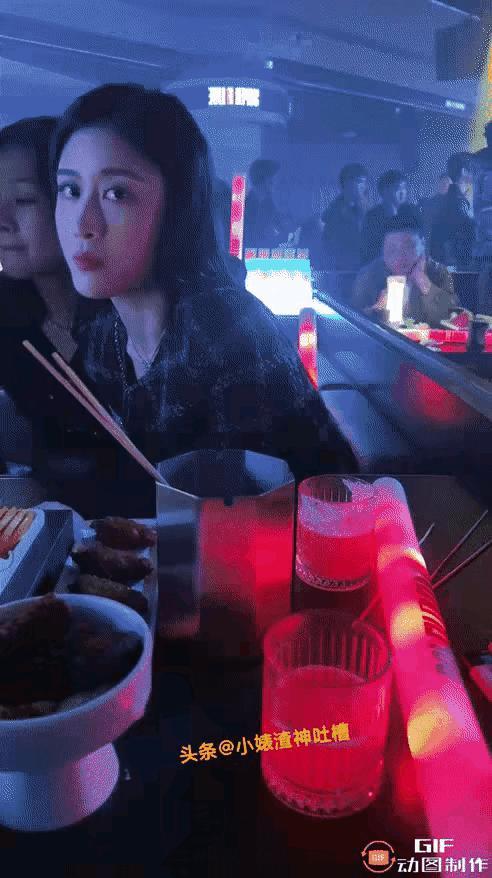她的眼睛一直看着你这个方向的，有戏[啤酒]