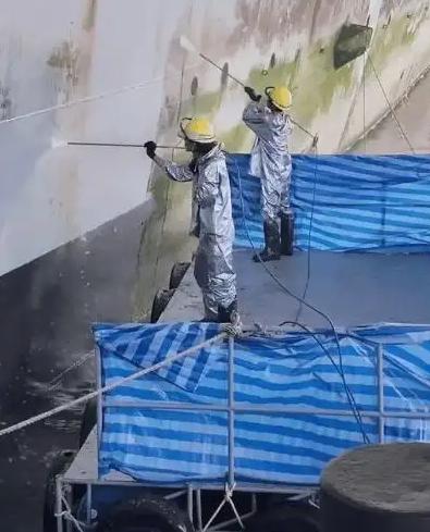 美国海军特地下达委托，泰国春武里府林查班港的工人，随即登上停靠港口的美军尼米兹级