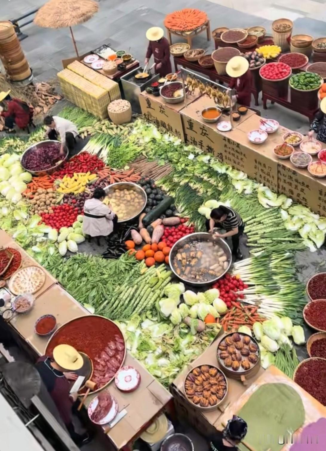 郑州一家火锅店因露天洗菜备菜意外走红，没有刻意的网红布置，店家只是在门店外空地上