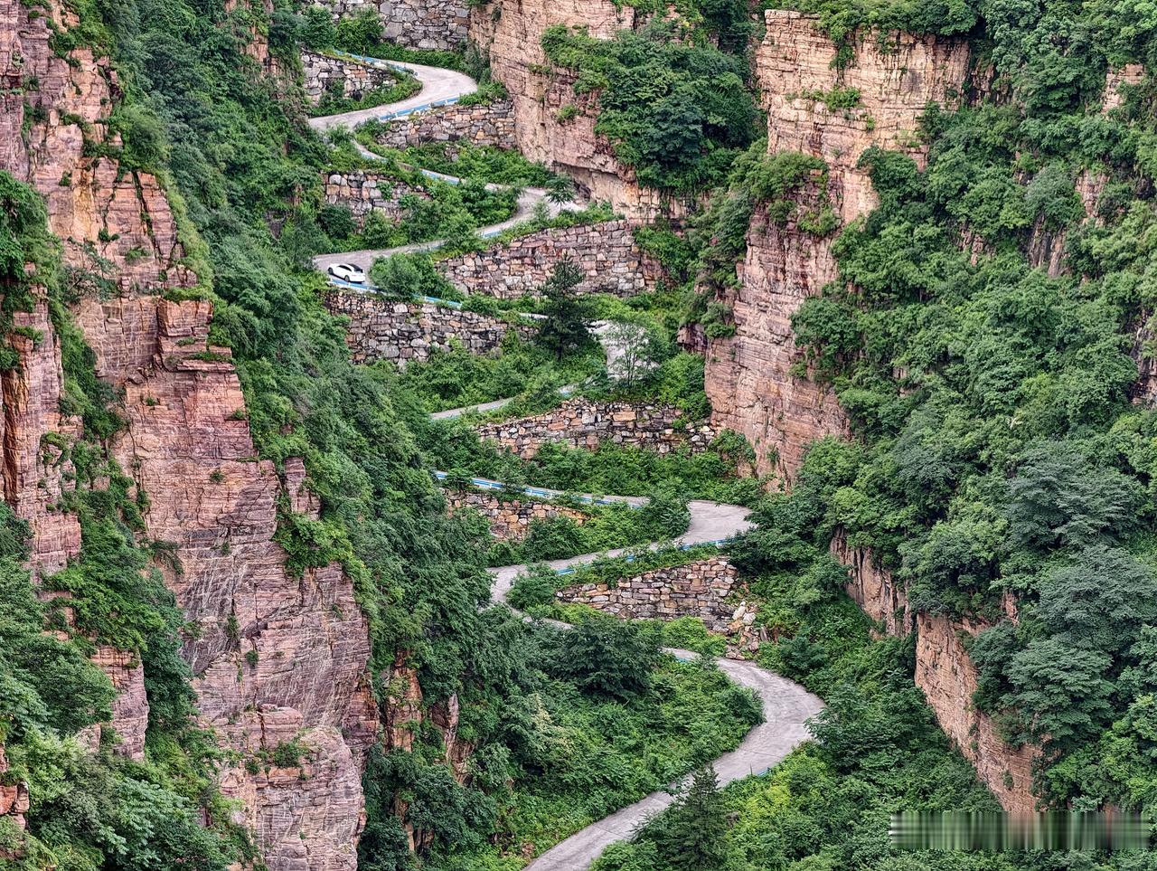 自驾太行，一早从卧龙山庄出发，趁着人少，躲开拥堵车流，打卡大名鼎鼎的太行十六拐。