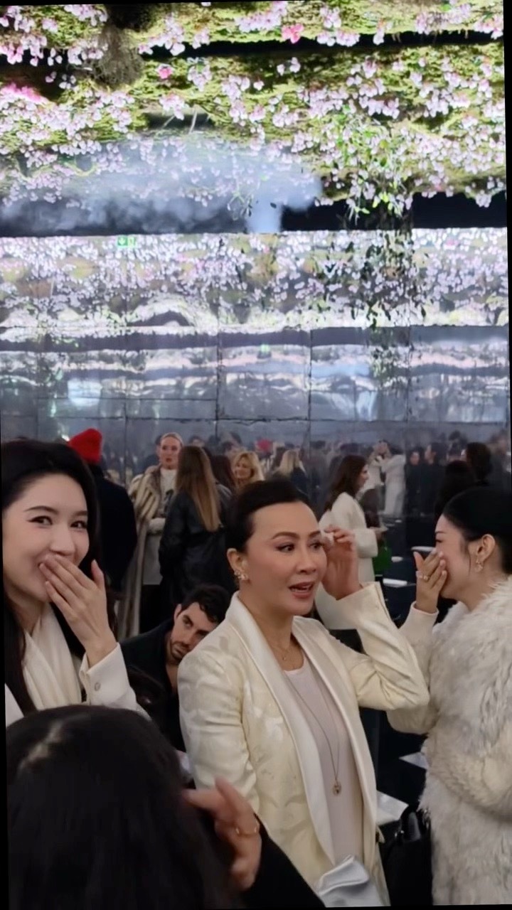 刘嘉玲周也王玉雯同框刘嘉玲周也王玉雯同框看秀 笑啥呢 