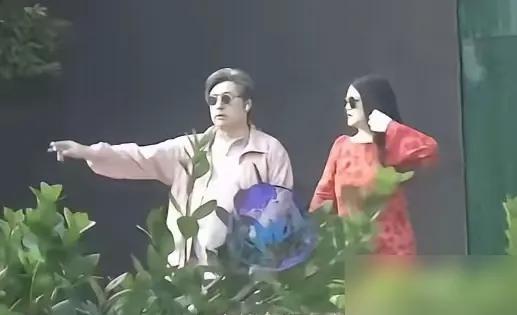 离婚3年，李湘王岳伦还在逛街商场里，前夫前妻并肩同行的照片，隔几个月就上一次热搜