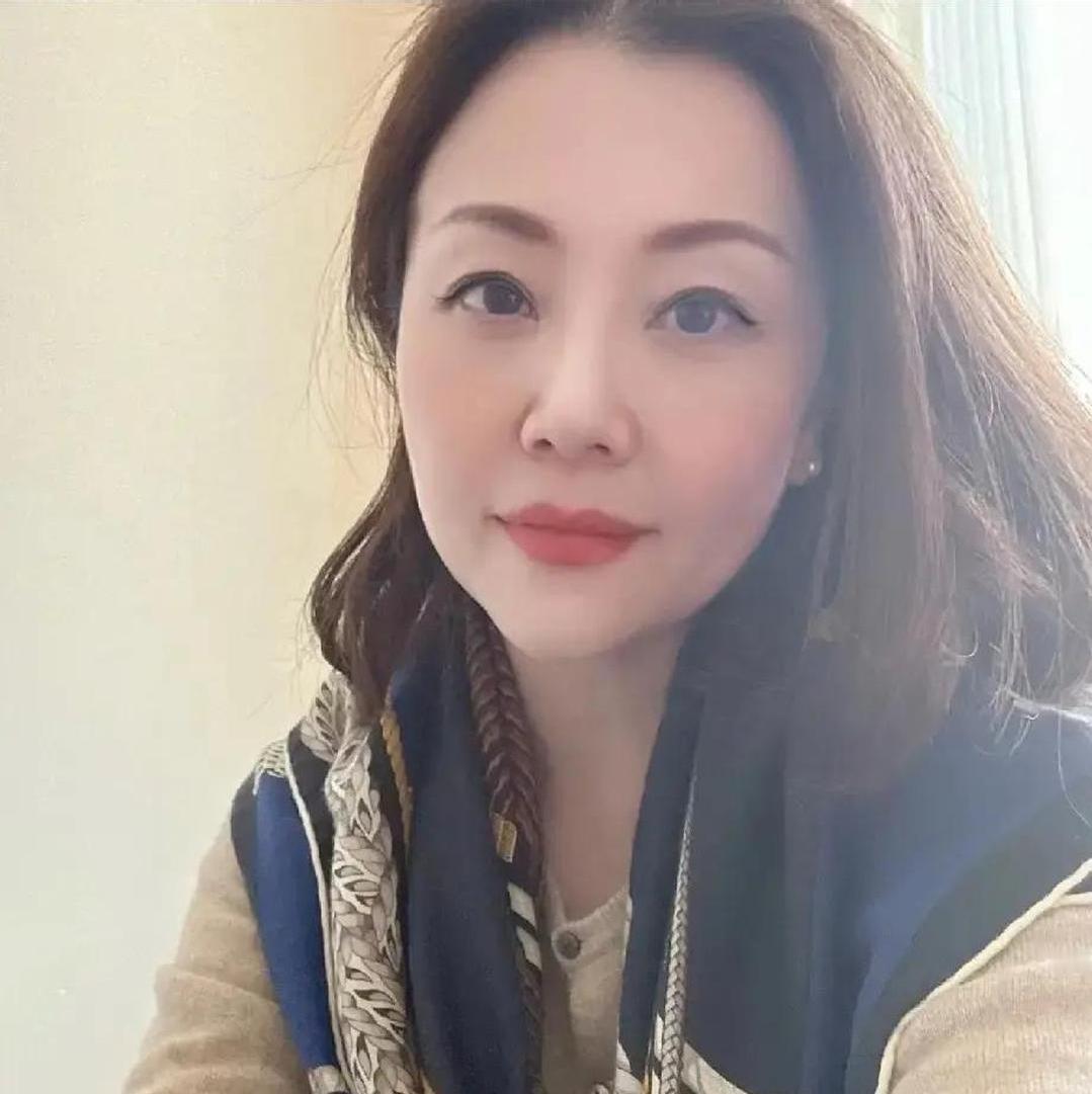 985毕业进上海事业单位，月入8千还得啃老？
 
同事最近愁坏了。女儿985毕业