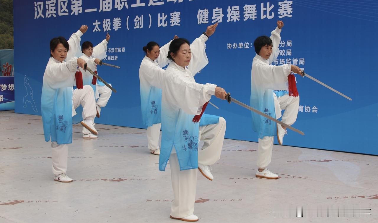 瀛湖上演太极“论剑”！汉滨区17支代表队刚柔并济展风采

11月1日，汉滨区瀛湖