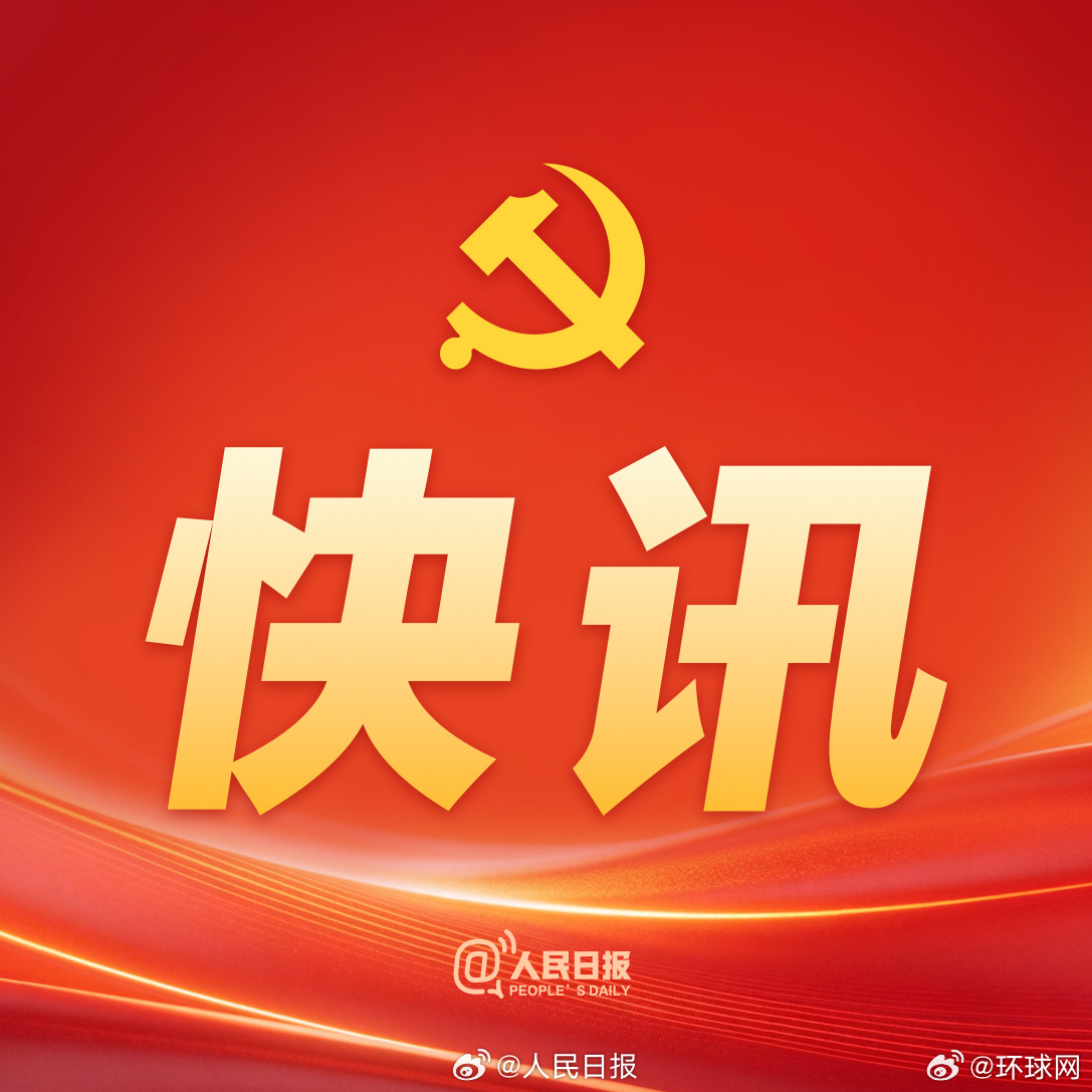 【#习近平颁授七一勋章#】在《向祖国英雄致敬》乐曲声中，习近平为“七一勋章”获得