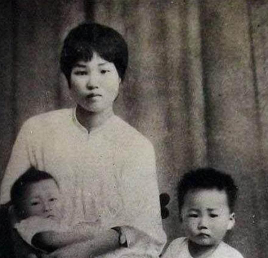 罗一秀才是毛泽东的正牌夫人，她1910年去世，毛主席伤心欲绝，多年以后毛主席特意