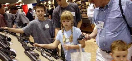 明明近4亿支枪在手，美国人造反为啥比登天还难？说白了，美国人手上的枪就是看着唬人