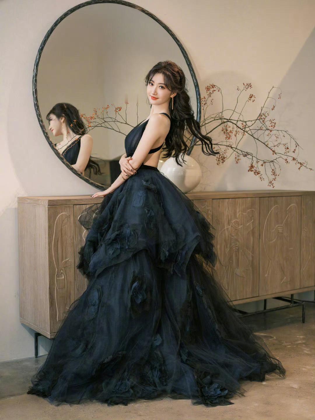 今晚，亮相星光大赏的 造型，身穿Marchesa 2017秋冬黑色立体花朵纱裙礼
