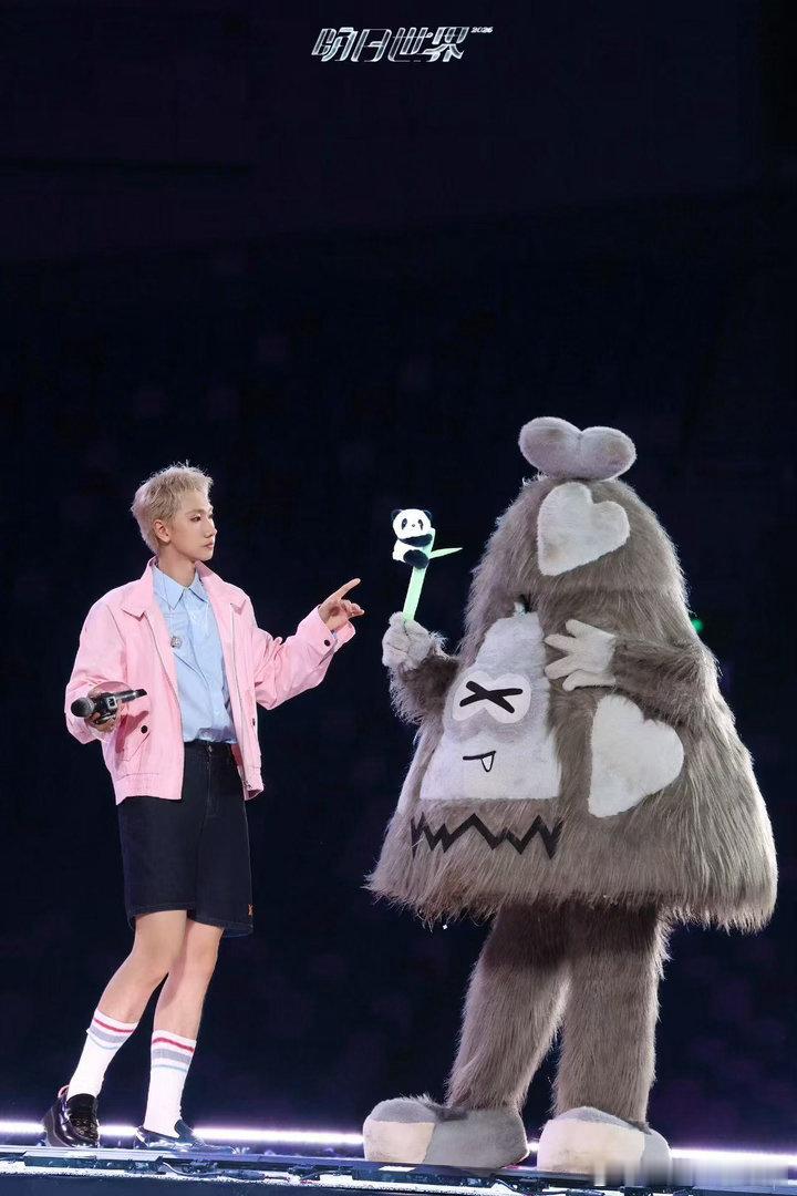 汪苏泷沈阳演唱会唱了情歌沈阳站的舞台格外暖心，一首首缱绻情歌娓娓唱响，饱含着故土