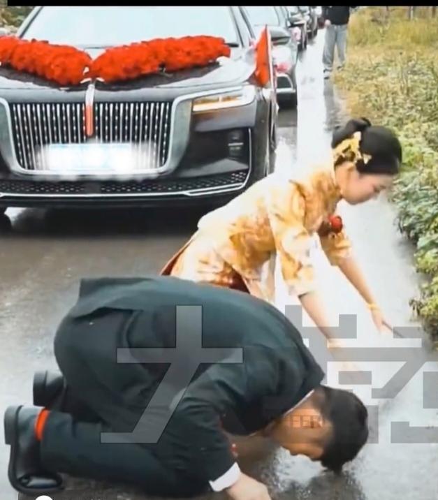 「2岁没爹的新郎大婚日，婚车开到野坟前磕头：爸，我成家了」
26年前，村东头那家