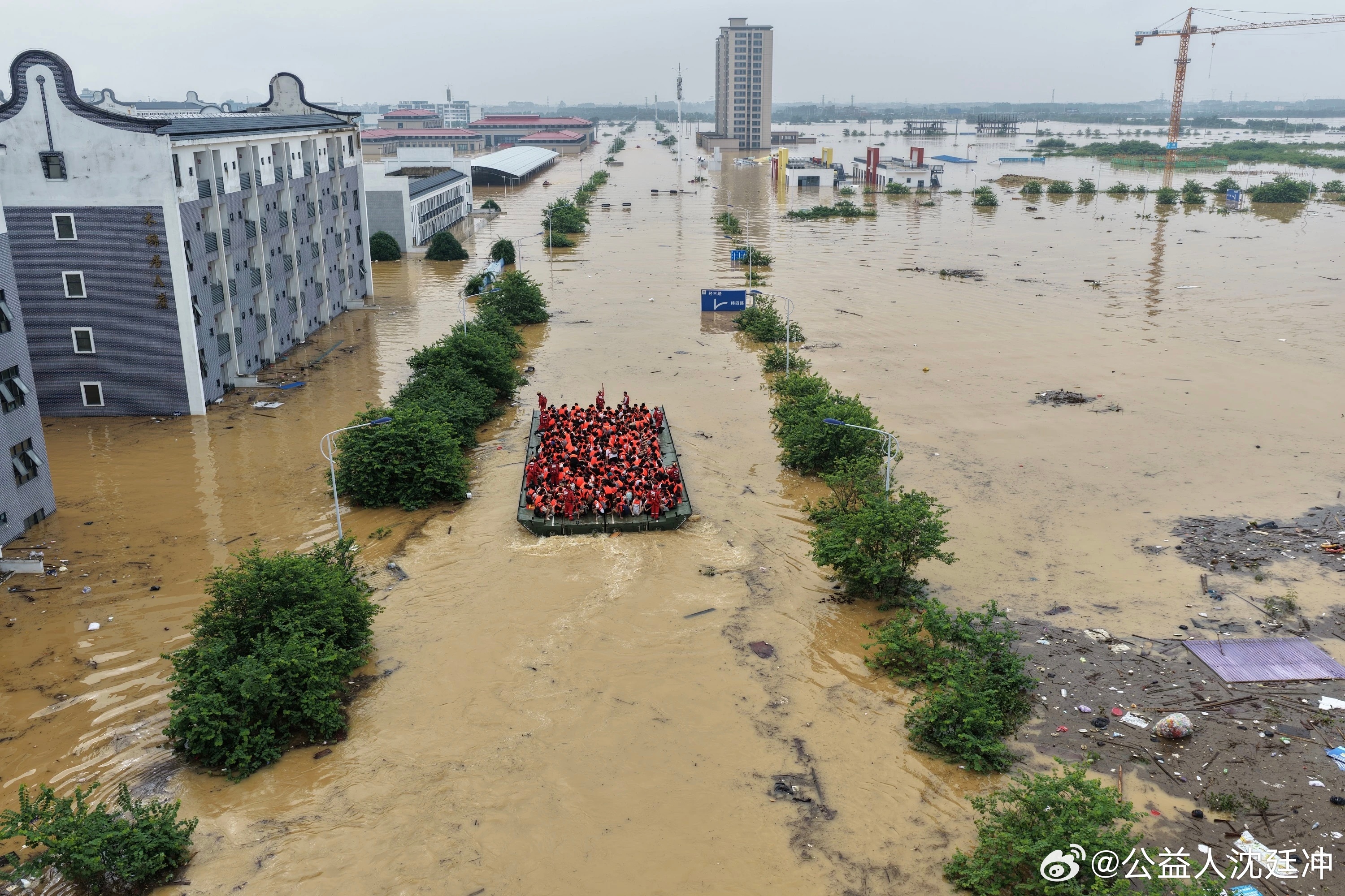 “大家挤一挤，都往前面坐！”7月9日一早，在广西贵港市西江教育园区，一批广西物流