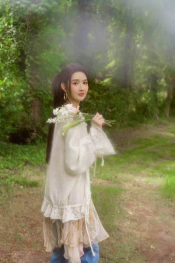 王玉雯朦胧感大片王玉雯花园天使梦核感 森林里面的精灵，走到了我的面前呀，我们的王