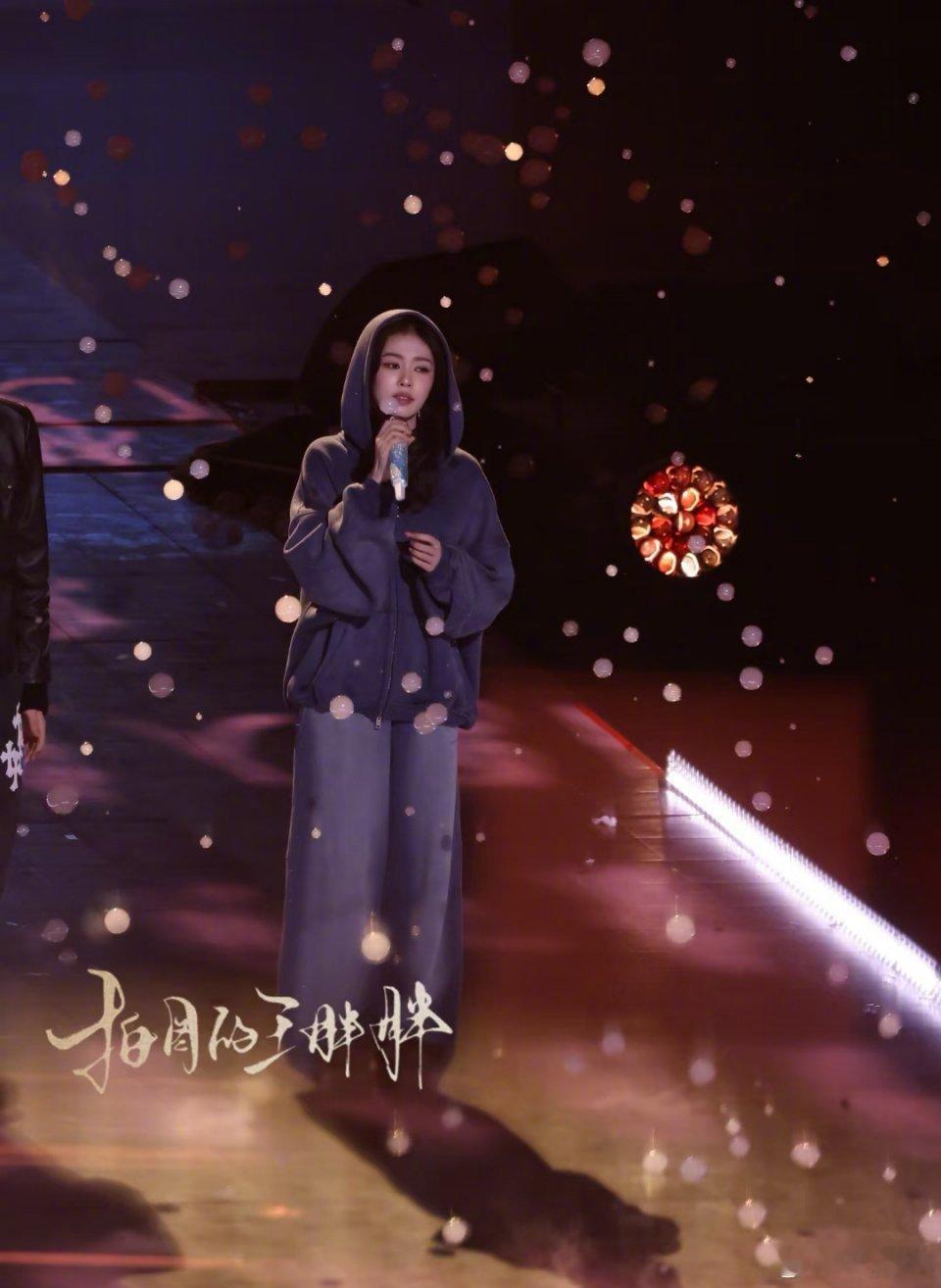 白鹿尖叫之夜彩排白鹿尖叫之夜彩排路透 我的天哪！！白鹿今晚会有唱歌的舞台耶！！(