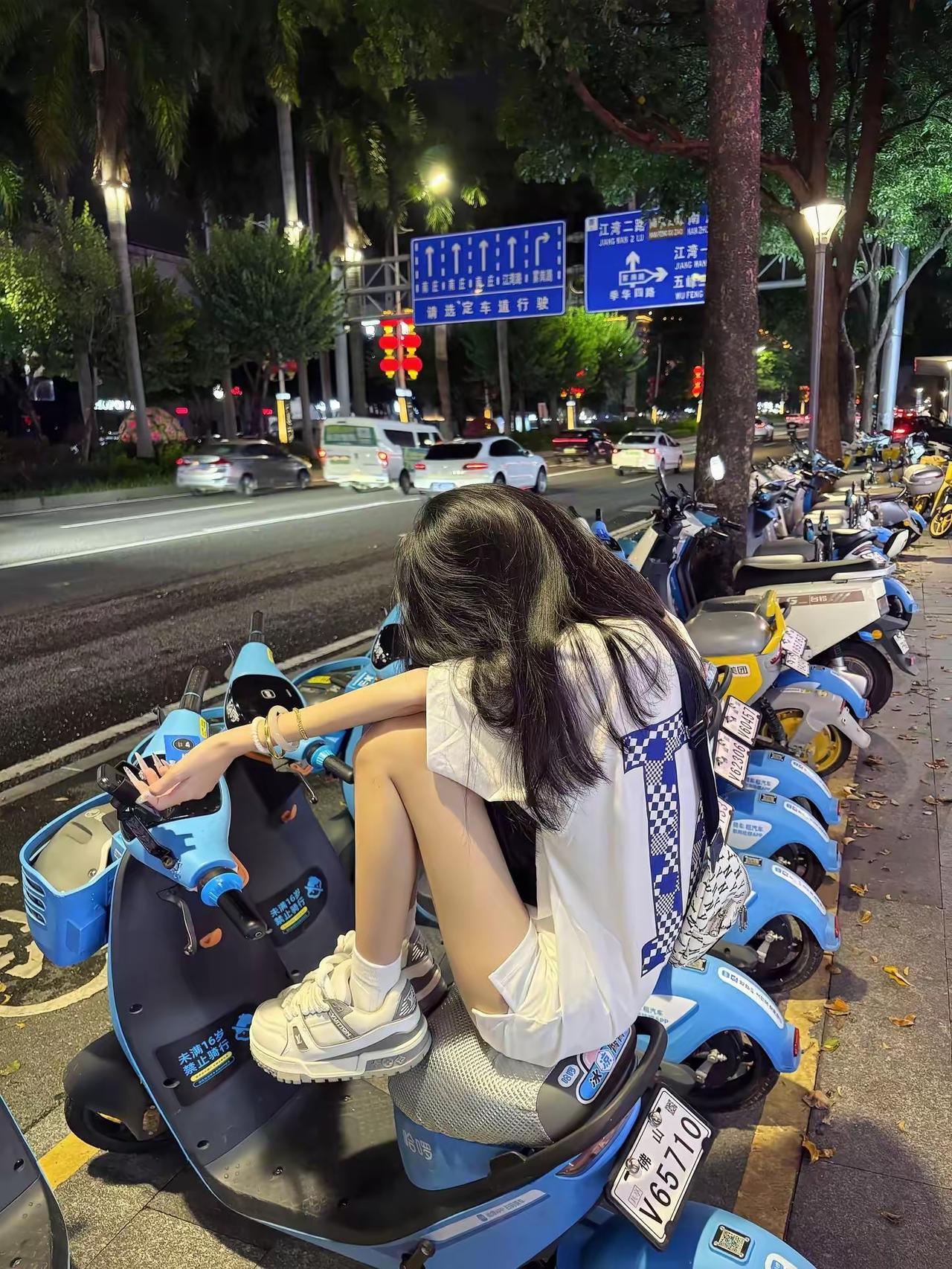 “看这低着头的小模样，八成是心里藏着小委屈呢。会不会是哪个粗心鬼惹我们小仙女不开