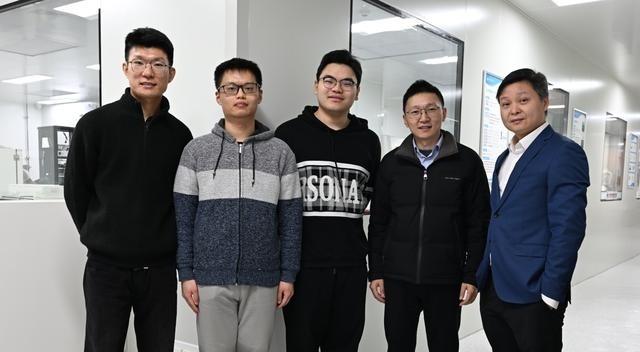 这下好了，美国人开始怀疑人生：“我们天天封锁、天天断供，结果你居然搞出个我们没封