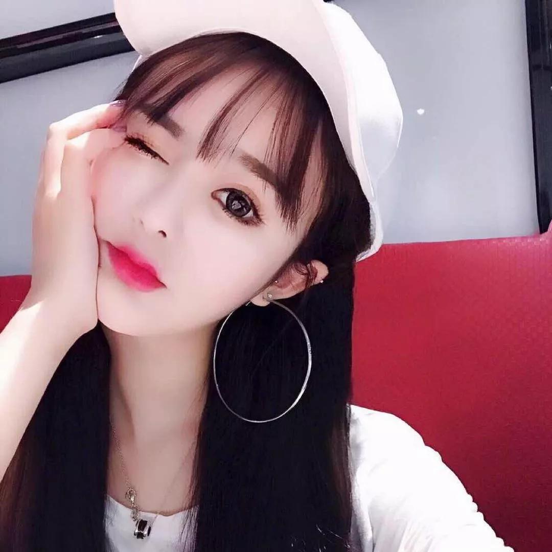 甜美少女，粉嫩妆容，戴白色帽子，大耳环，闭眼微笑，可爱动人。清透少女感妆容 元气