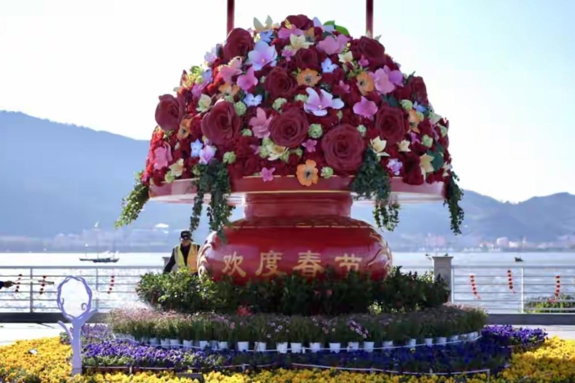 🔥美出圈！海埂大坝新装上线，花海配鸥景太绝
   海埂大坝新春焕新！特色花坛惊