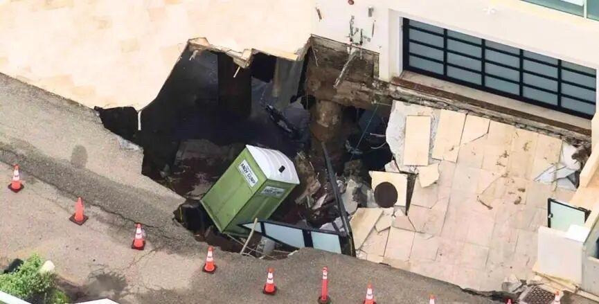 马里布市政府连夜拉响警报，31户人家被勒令赶紧从家里撤出来。
尼古拉斯·凯奇那套