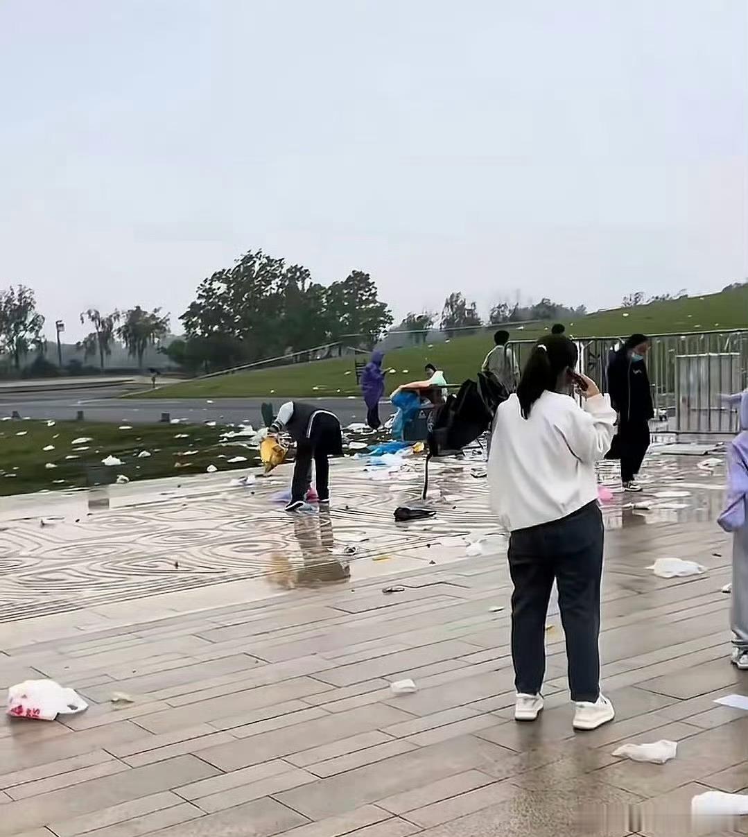 跑男录制结束离开后满地垃圾奔跑吧道歉看到网上的照片，这哪是殷墟博物馆，人类文明的