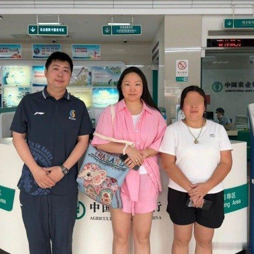 近日，三亚发生一则暖心事件。一名来自乌兹别克斯坦的外籍游客尤利娅在三亚建港新城夜