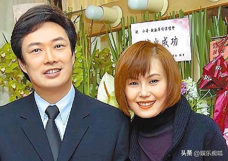 费玉清退休后天天跟江蕙在一块，一个做饭一个陪聊，比两口子还甜。

费玉清2019