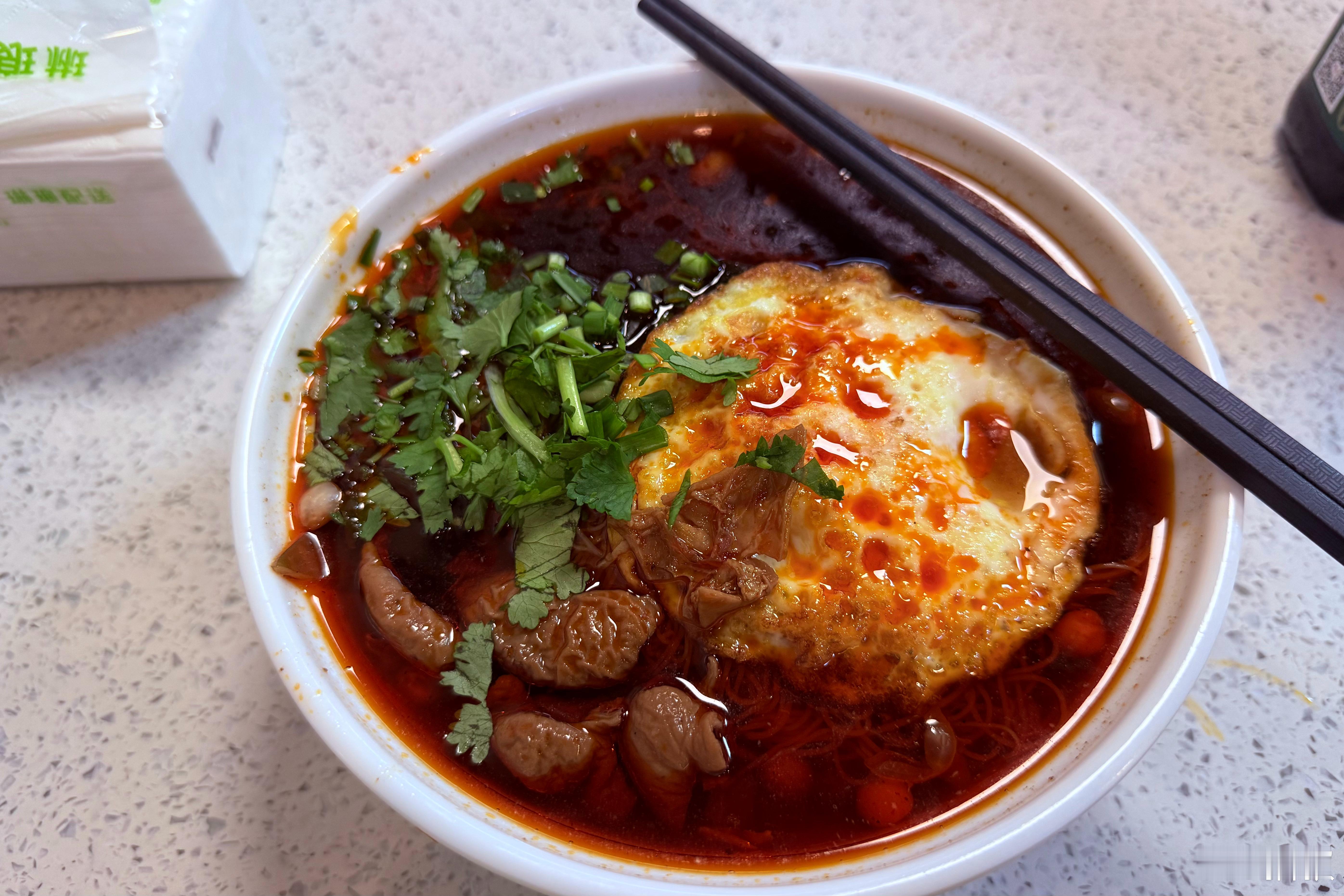 在绵阳，谁能拒绝一碗油而不腻的绵阳米粉，三两轻松嗦完。  ​​​